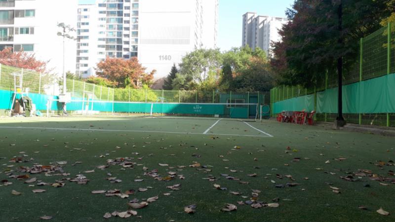 라인이 그려진 단지 내 운동 공간이에요