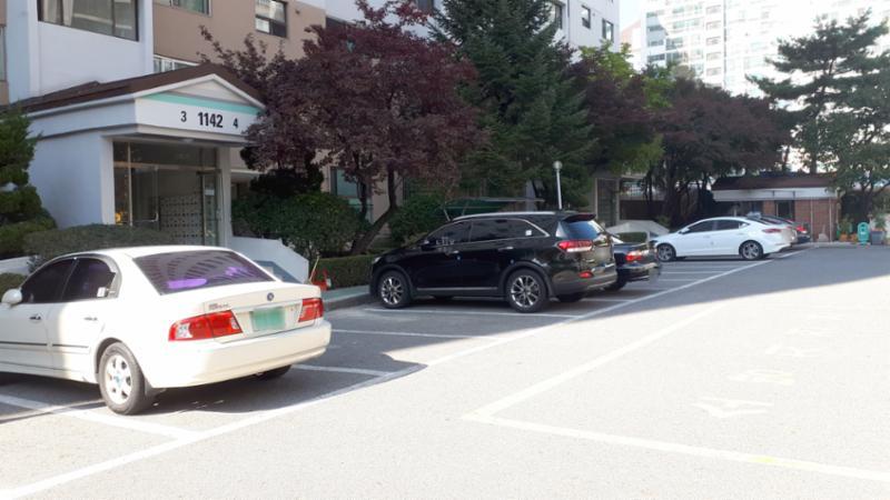 단지 내 지상주차장 모습이에요