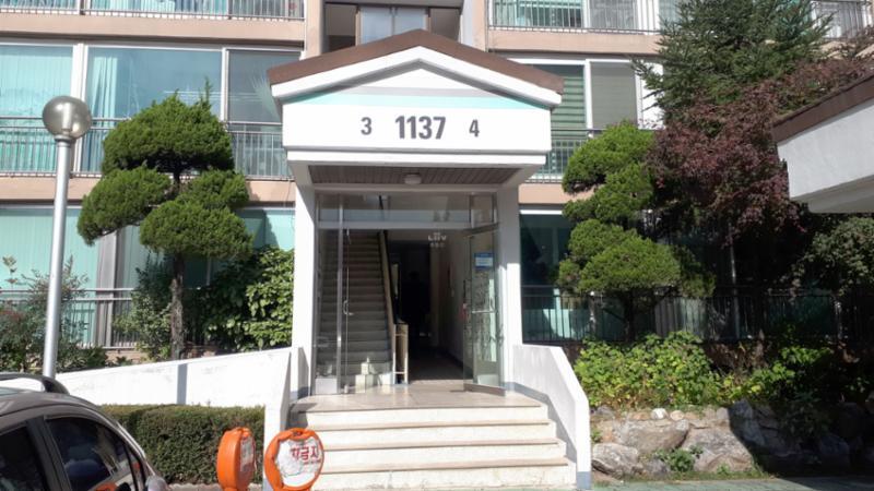 장미 아파트 1137동 1층 공동현관이에요