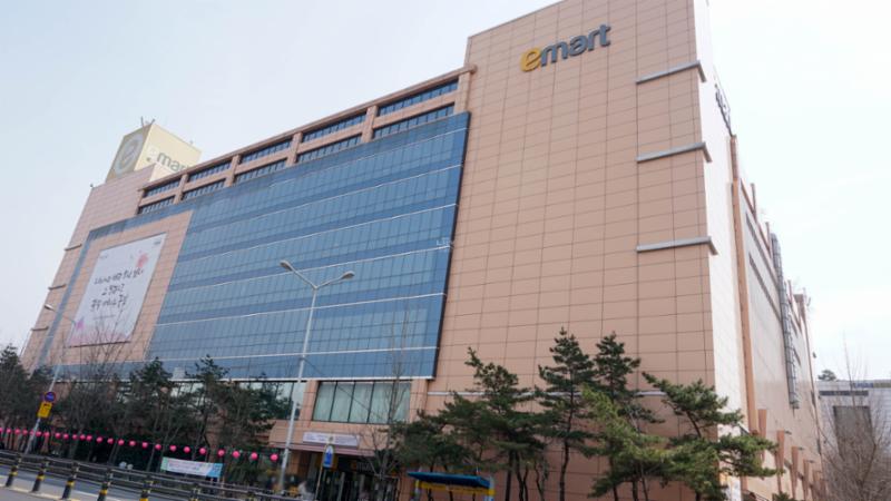 단지 주변에 위치한 대형할인마트입니다