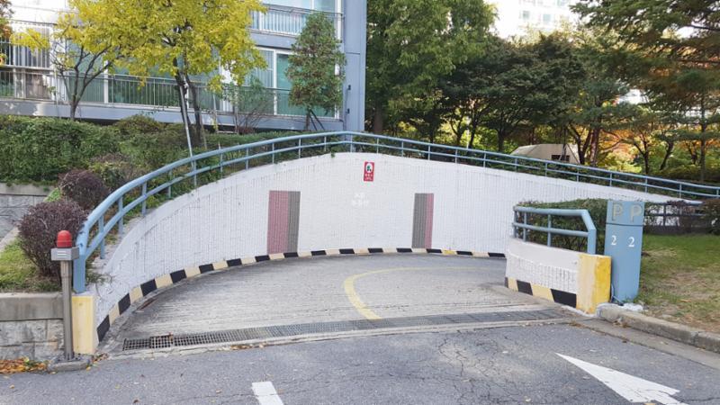 단지 내 지하주차장이에요