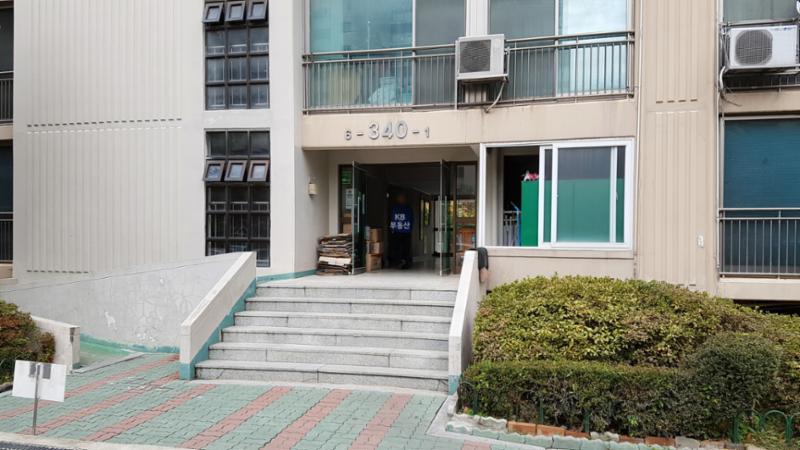 경사로와 계단이 설치된 공동현관 입구에요