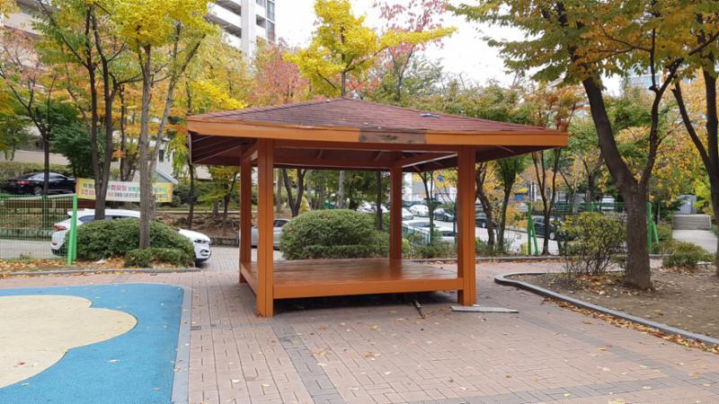 놀이터에 옆에 마련된 휴게시설이에요