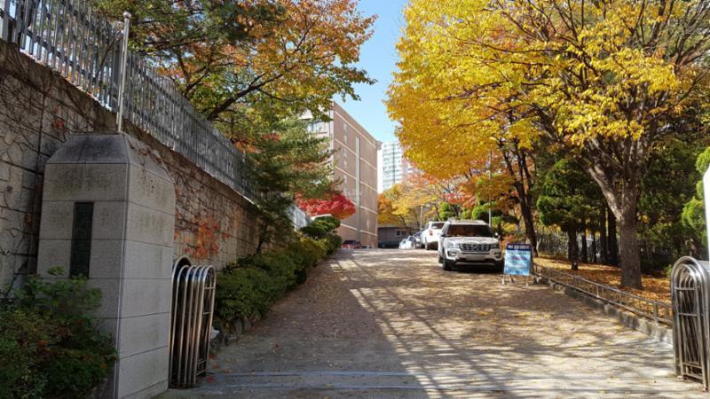 단지 인근에 위치한 수리고등학교입니다