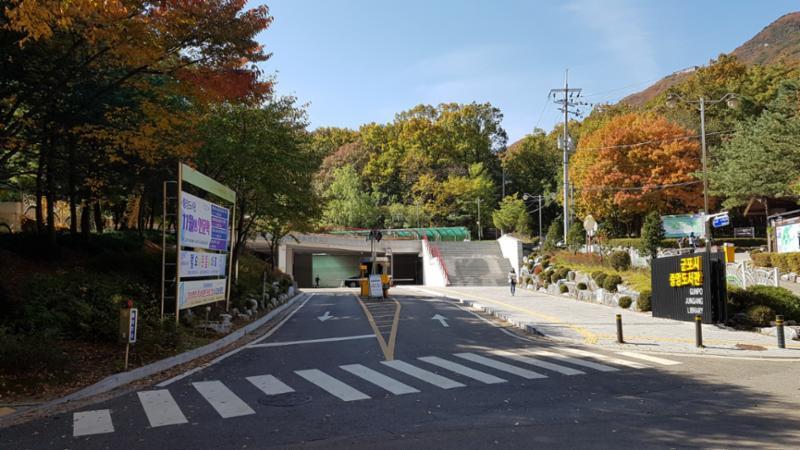 단지 주변에 위치한 군포시립중앙도서관 입니다