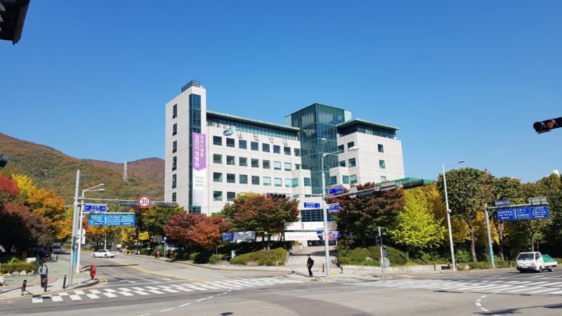 단지 주변에 위치한 대형 의료시설인 남천병원입니다