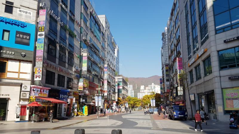 단지 주변에 위치한 산본로데오거리입니다