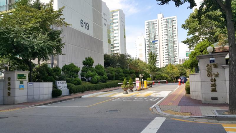 중흥신동아영남 아파트 정문이에요