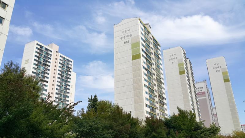 중흥신동아영남 아파트의 깔끔하고 세련된 전경 사진이에요