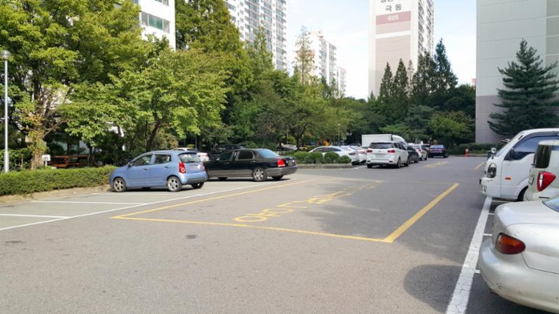 넉넉한 주차공간을 갖춘 지상주차장입니다