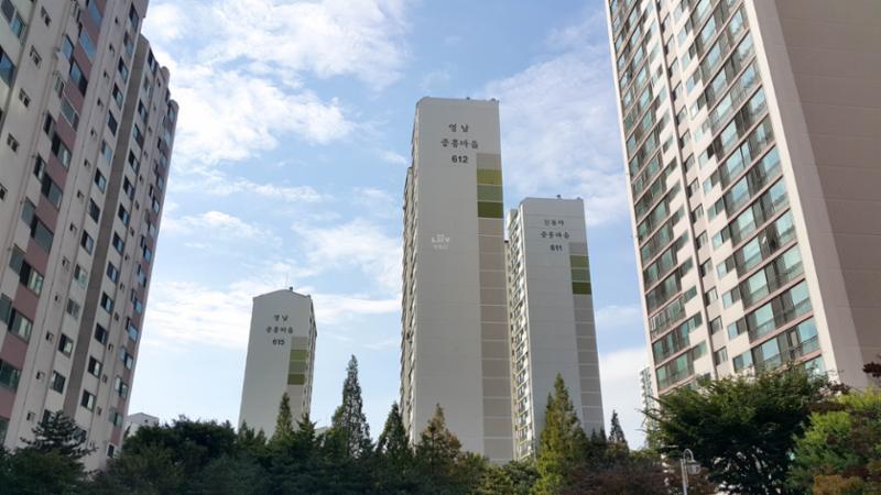 심플한 외관 디자인으로 품격있고 고급스러움이 느껴지는 단지 모습이에요