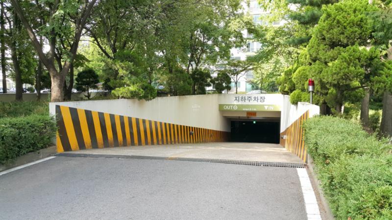 지하주차장 출입구입니다