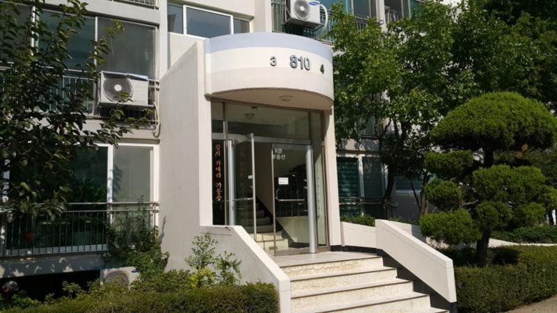 CCTV가 설치되어 있어 보안이 우수한 포도삼보영남 공동현관이에요