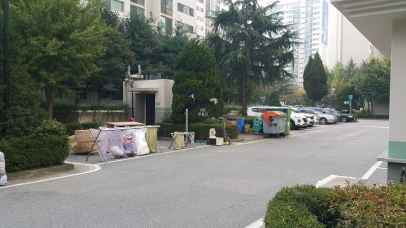 주민들의 이동 경로를 배려해 주차장 외진 곳에 마련된 분리수거장이에요