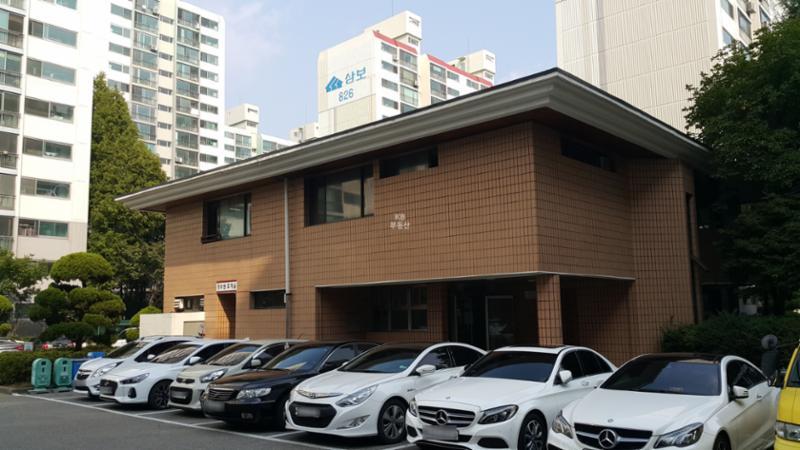 총 2,000대를 주차할 수 있는 넉넉한 지상 주차공간이에요