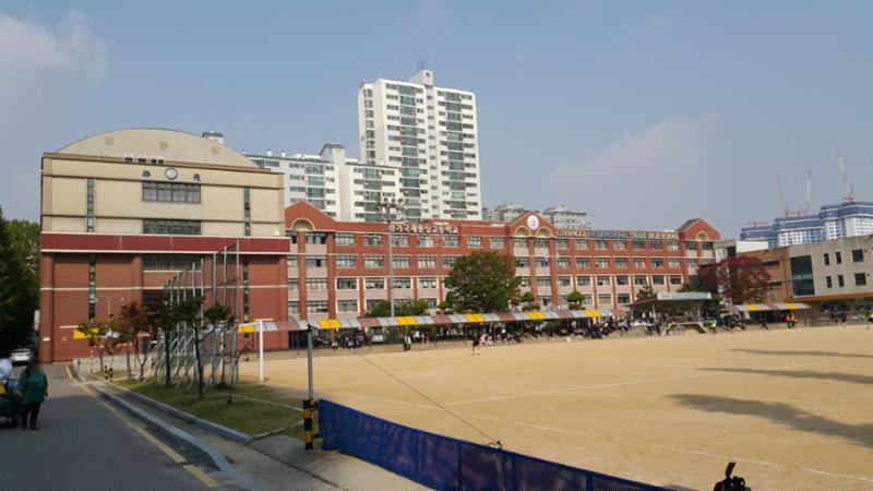 단지 바로 옆에 위치한 경기국제통상고등학교입니다