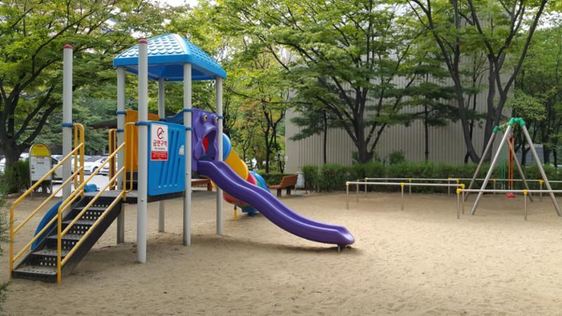 아기자기한 색채로 꾸며진 어린이놀이터입니다