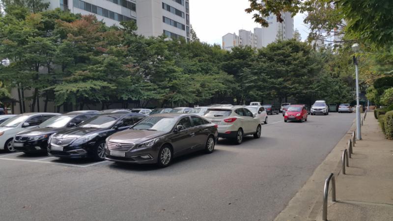 단지와 단지 사이에 넓은 지상 주차공간을 마련하여 집과 주차장의 이동이 편리합니다