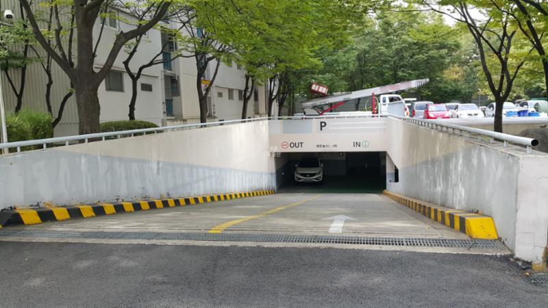 지하주차장 출입구입니다