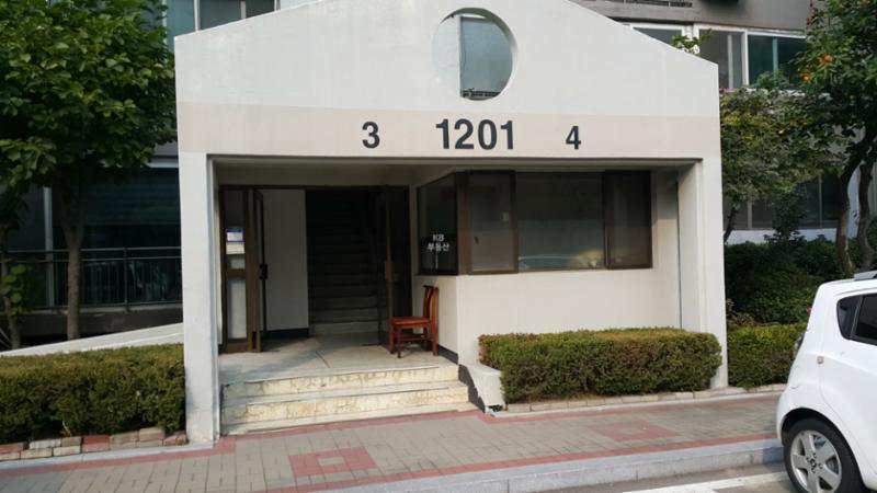 경비초소가 각 동마다 위치해 있어 보안이 우수하며, 부재시 택배 보관 걱정이 없어요