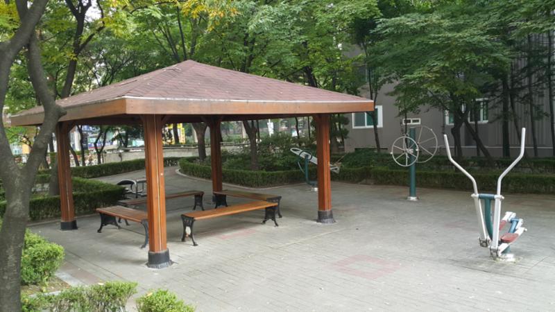 운동기구가 휴게시설이에요