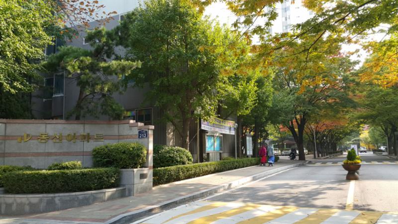 단지 내에서 서행하도록 과속 방지턱이 설치된 단지정문이에요