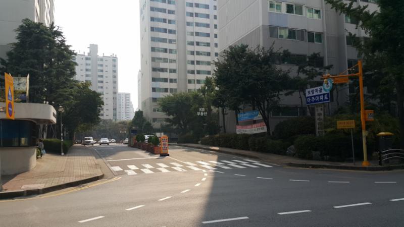 어린이 보호구역으로 단지 내에서 서행하도록 안내문구가 적힌 단지정문이에요