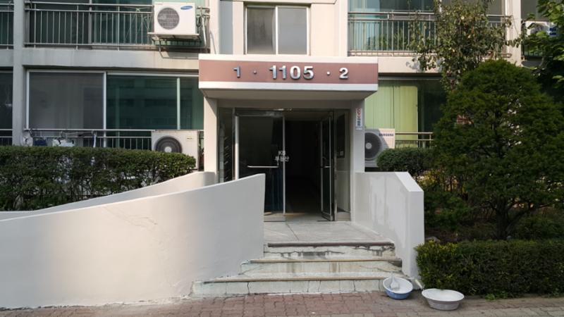 계단과 경사로가 함께있는 공동현관 출입구에요