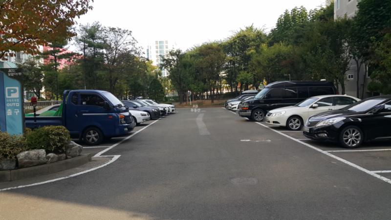 총 1,289대를 주차할 수 있는 지상 주차공간이에요