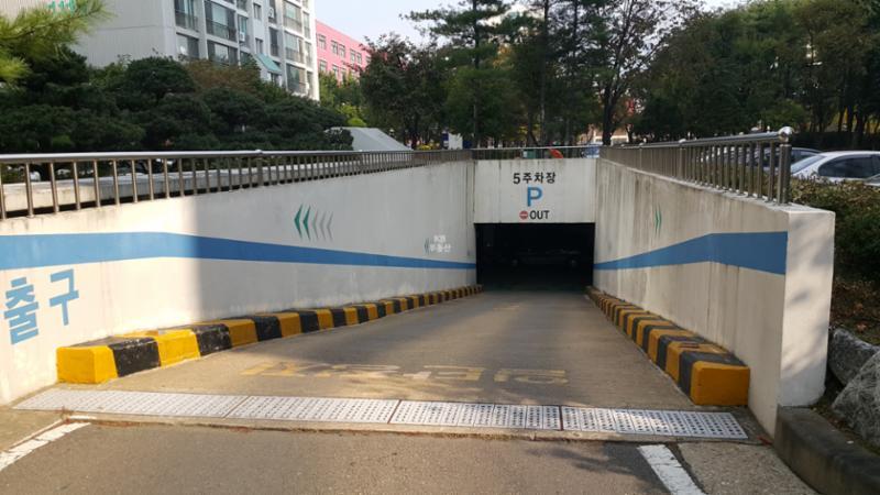 지상 주차공간 뿐만 아니라 지하에도 주차공간이 별도로 마련되어 있어 넉넉한 주차공간을 제공해요