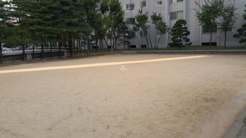 다양한 운동을 즐길 수 있는 단지 내 공터에요