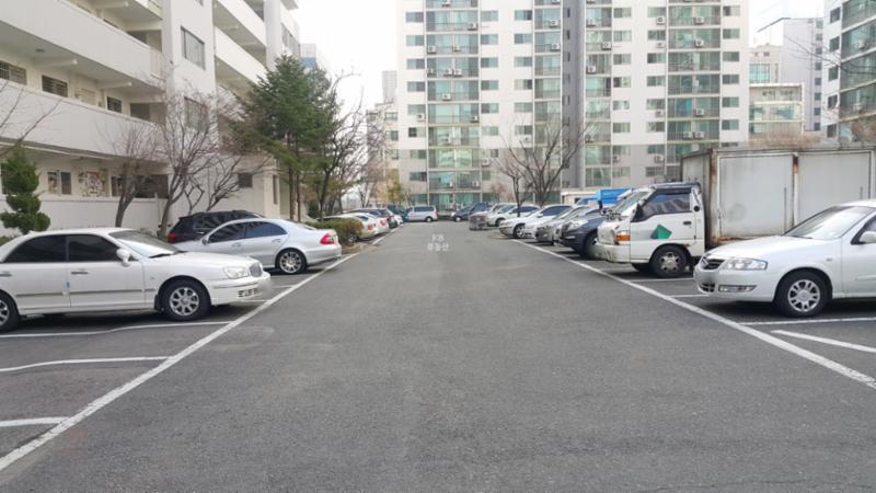 단지 내 지상주차장의 모습이에요