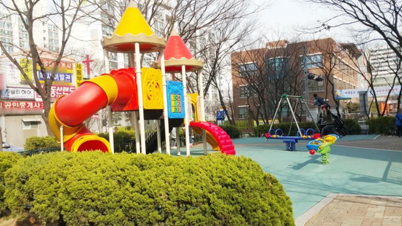 아이들이 뛰어놀 수 있는 안전 바닥재를 설치한 놀이터에요