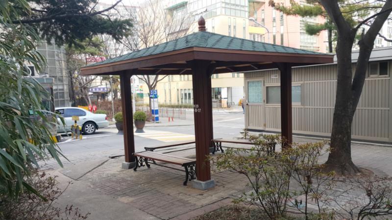 등촌주공3단지 내에 설치되어 있는 쉼터에요