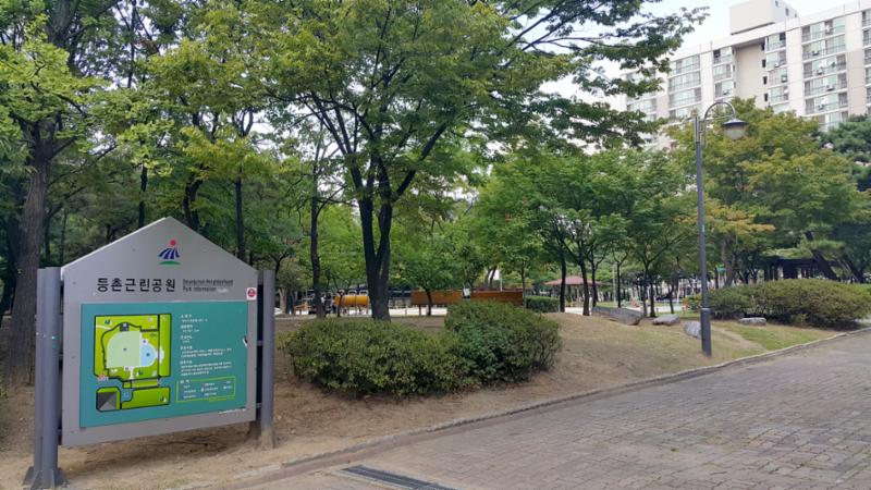 단지 근처에 공원시설이 위치하고 있어 자동차를 이용하지 않고 도보를 이용하여 주말에 가족들과 나들이 가기에 좋을것 같습니다