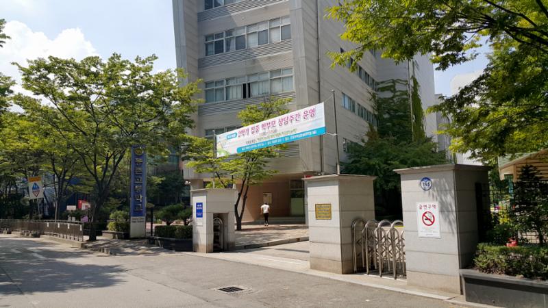 단지와 인접한 곳에 교육시설이 위치하고 있어 대중교통을 이용하지 않고도 편안하게 통학이 가능한 거리로 학생들은 편리하게 다닐수 있어서 좋습니다