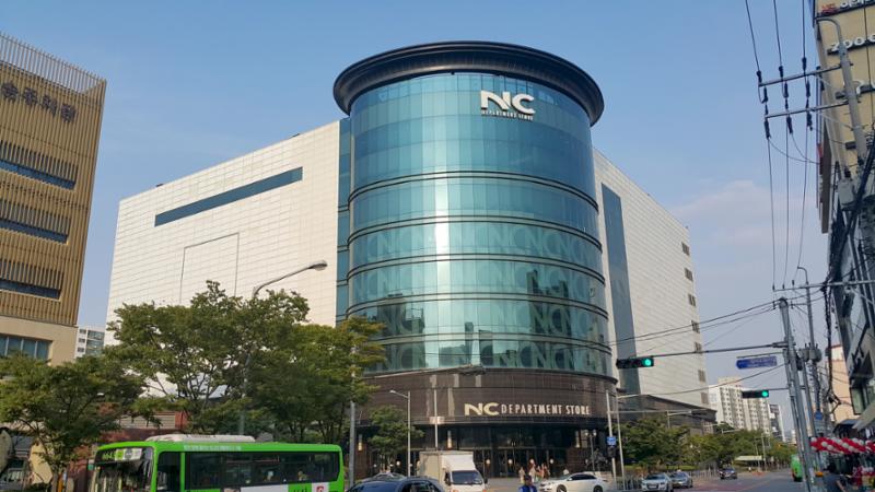 발산역과 인접한 NC백화점 입니다
