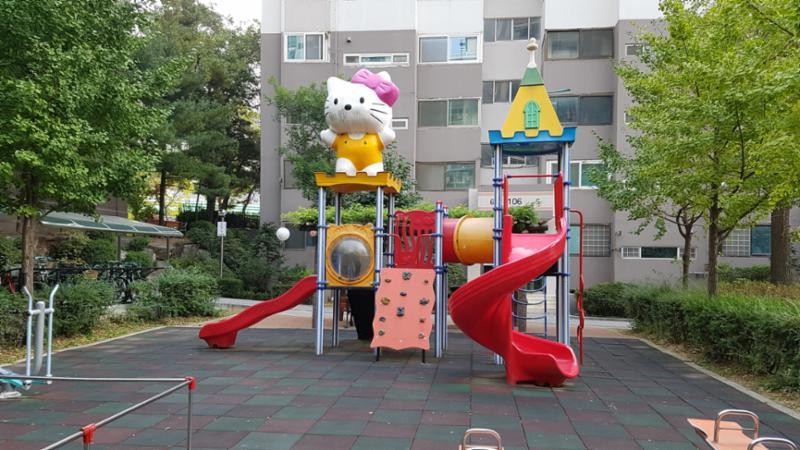 아이들이 좋아하는 캐릭터가 함께 갖춰진 어린이놀이터에요