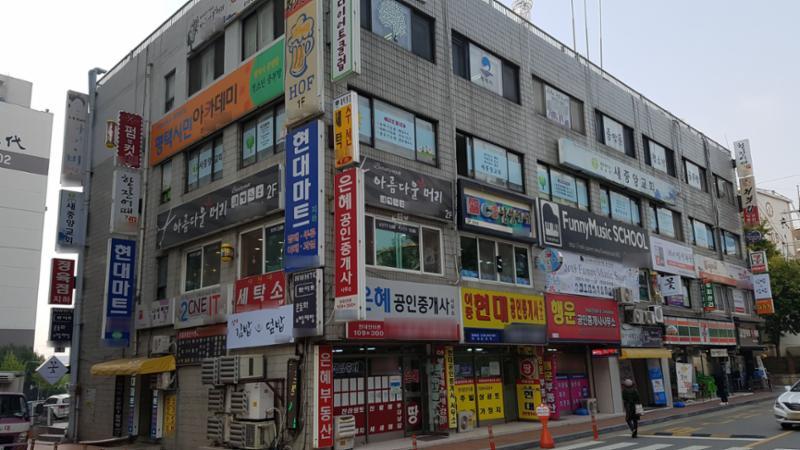 107동 앞에 위치한 단지 내 상가예요