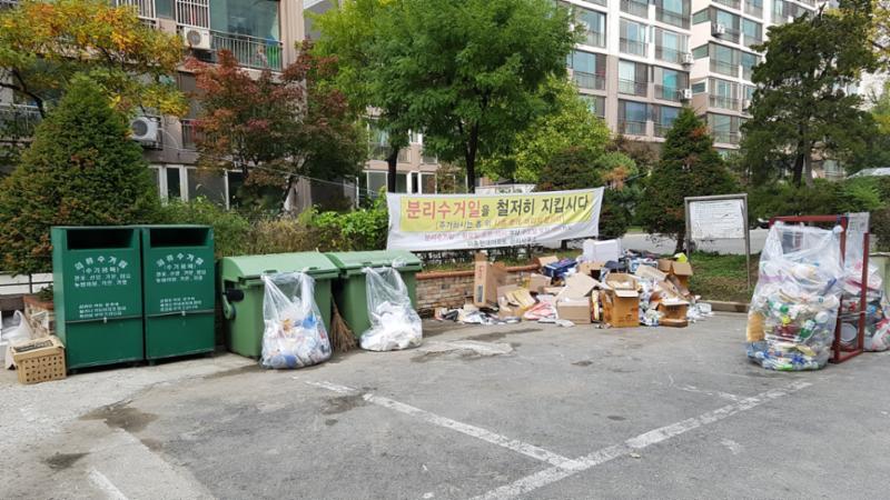 주민들의 이동 경로를 배려해 주차장 외진 곳에 마련된 분리수거장이에요