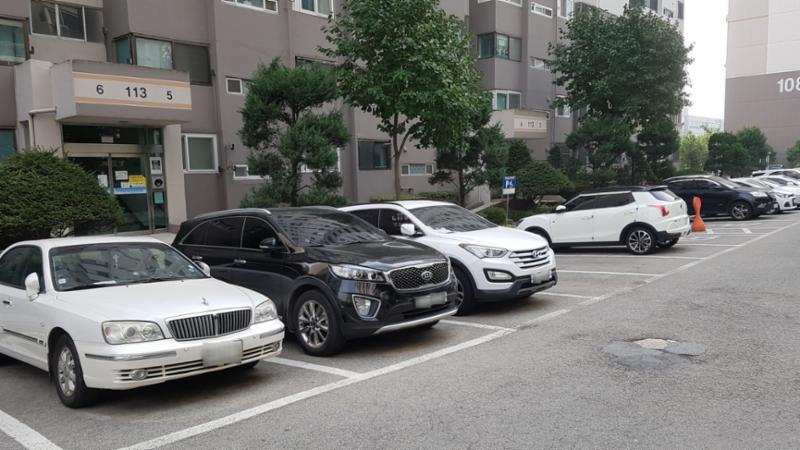 공용현관 앞에 조성된 지상주차장이에요
