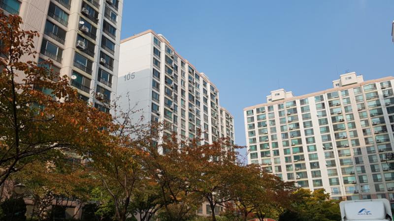 대부분 남동향으로 향하고 있는 단지로, 채광 및 환기가 우수해 쾌적하며, 동간 간격이 넉넉해 사생활 보호에도 유리해요