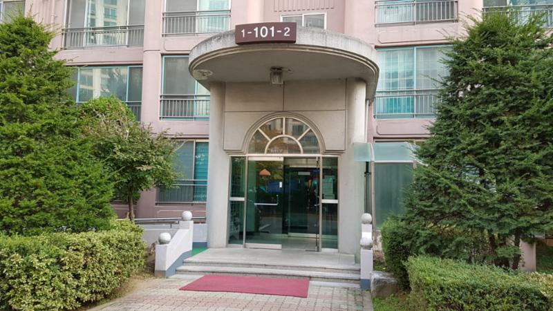 고급스러운 디자인의 공용현관 입구예요