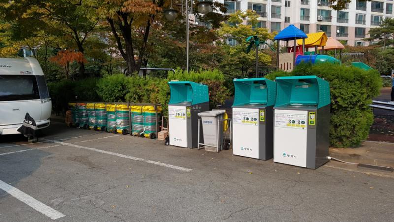 단지 한쪽에 마련된 분리수거장이에요