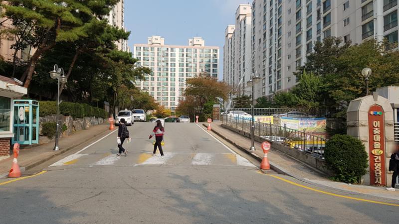 LIG 표지석이 돋보이는 단지 정문이에요