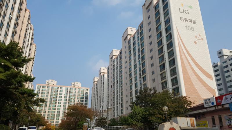 LIG만의 로고와 단지명이 돋보이는 단지 외관입니다