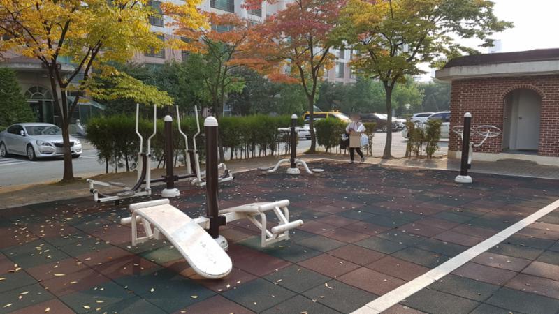 단지 밖으로 멀리 나가지 않고도 편하게 운동을 즐길 수 있는 단지 내 체육시설이에요