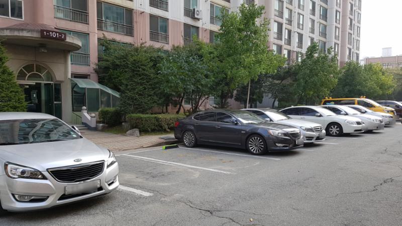 공용현관 앞에 위치한 지상주차장이에요