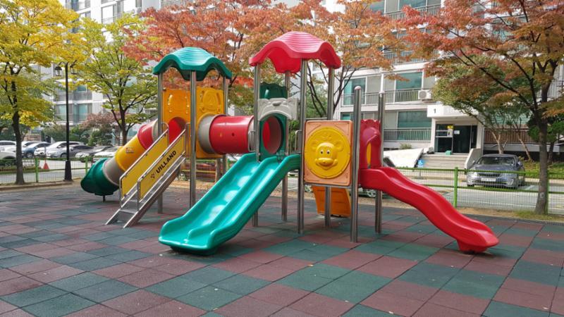 아이들의 상상력을 자극할 아기자기한 놀이터가 마련되어 있어요