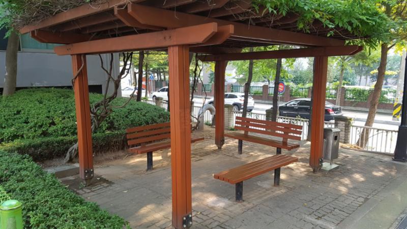 멋스러운 조경시설과 조화롭게 꾸며진 주민쉼터 공간이에요